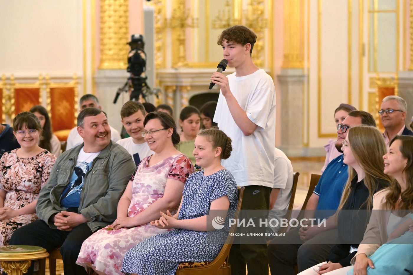 Общение В. Путина с семьями, награжденными орденом "Родительская слава"