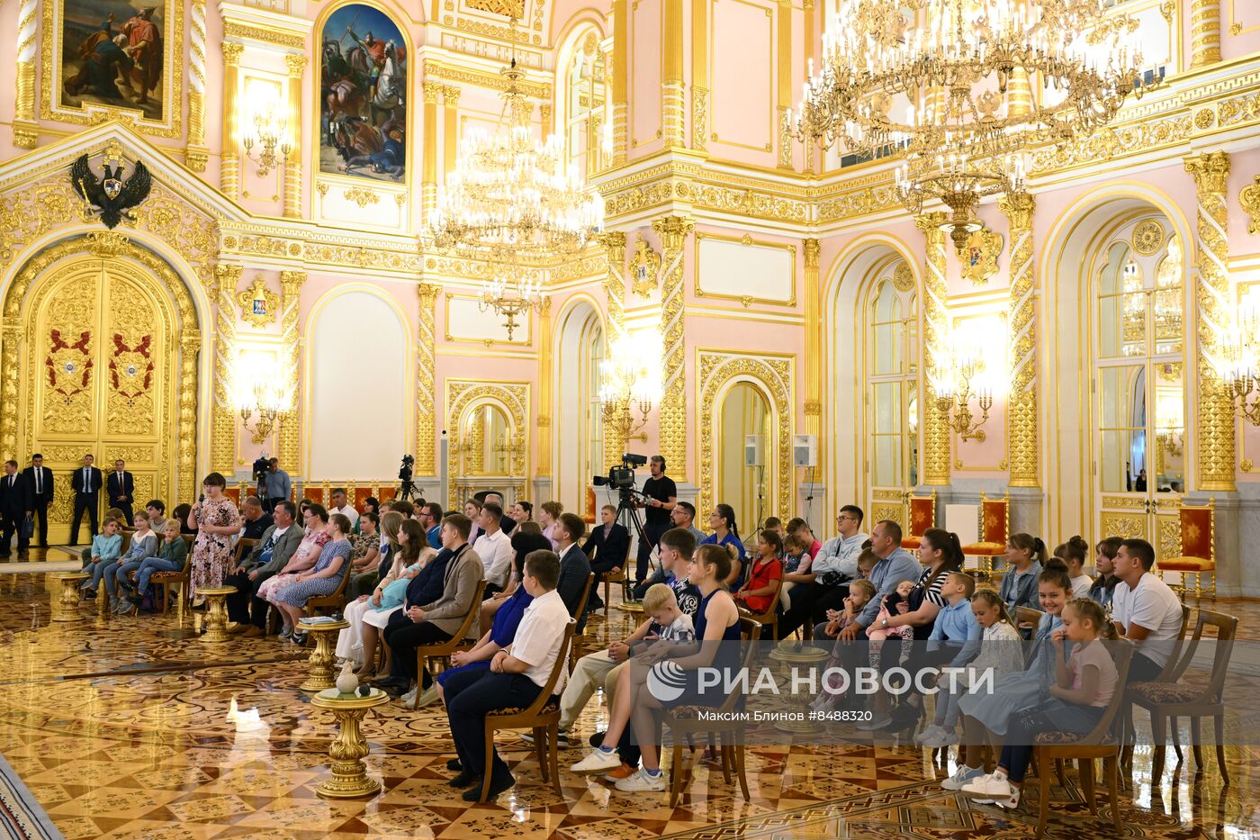 Общение В. Путина  с семьями, награжденными орденом "Родительская слава"