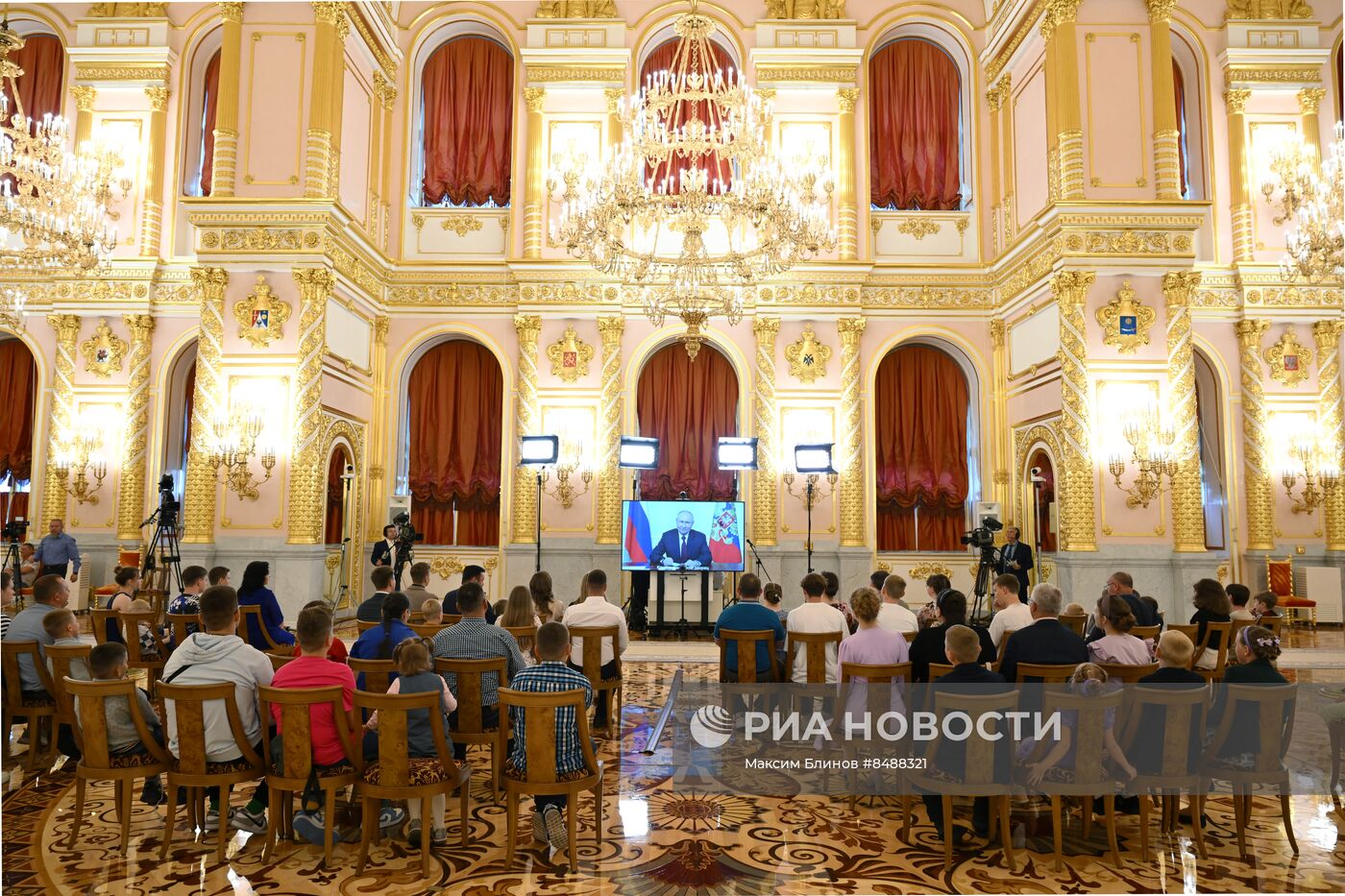 Общение В. Путина  с семьями, награжденными орденом "Родительская слава"