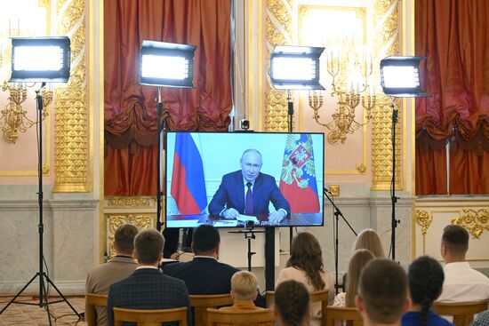 Общение В. Путина  с семьями, награжденными орденом "Родительская слава"