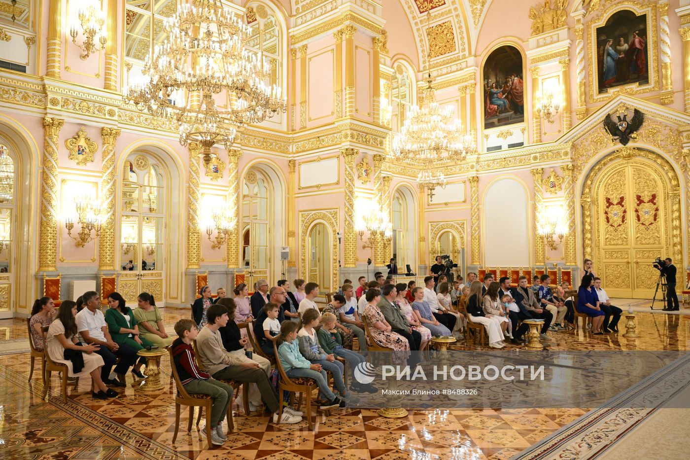 Общение В. Путина  с семьями, награжденными орденом "Родительская слава"