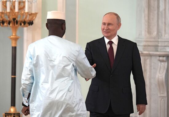 Беседа президента РФ В. Путина с президентом переходного периода Республики Мали А. Гойтой