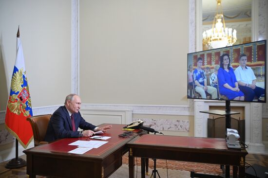 Общение В. Путина  с семьями, награжденными орденом "Родительская слава"
