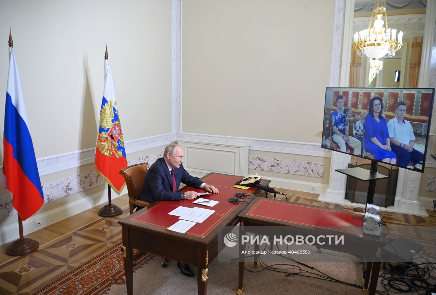 Общение В. Путина  с семьями, награжденными орденом "Родительская слава"