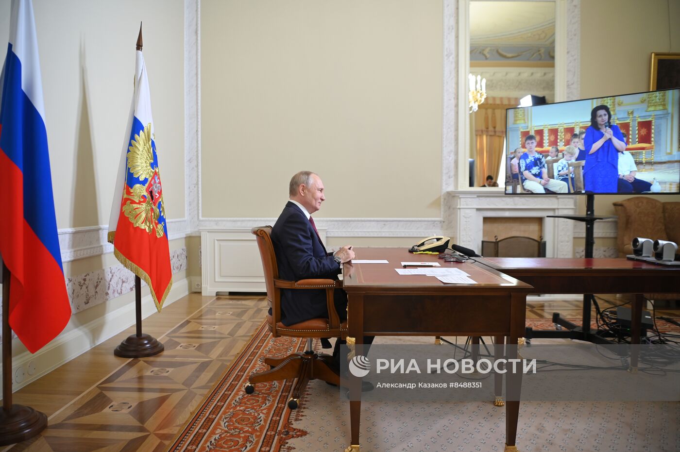 Общение В. Путина с семьями, награжденными орденом "Родительская слава"