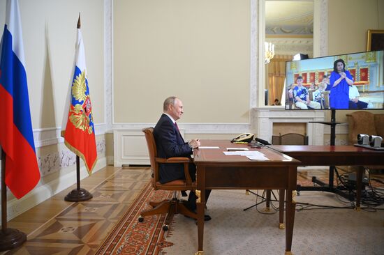 Общение В. Путина  с семьями, награжденными орденом "Родительская слава"