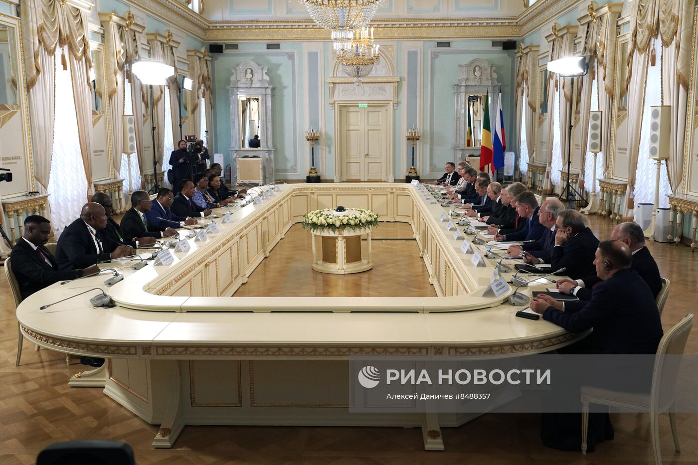 Беседа президента РФ В. Путина с президентом Республики Конго Д. Сассу-Нгессо