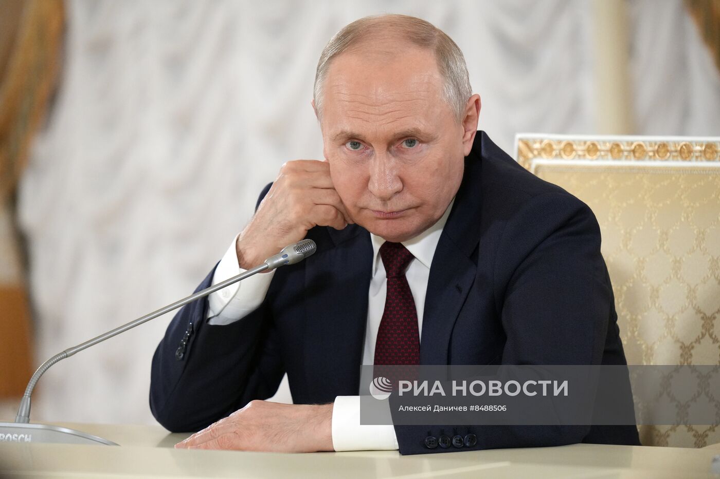 Президент РФ В. Путин ответил на вопросы журналистов