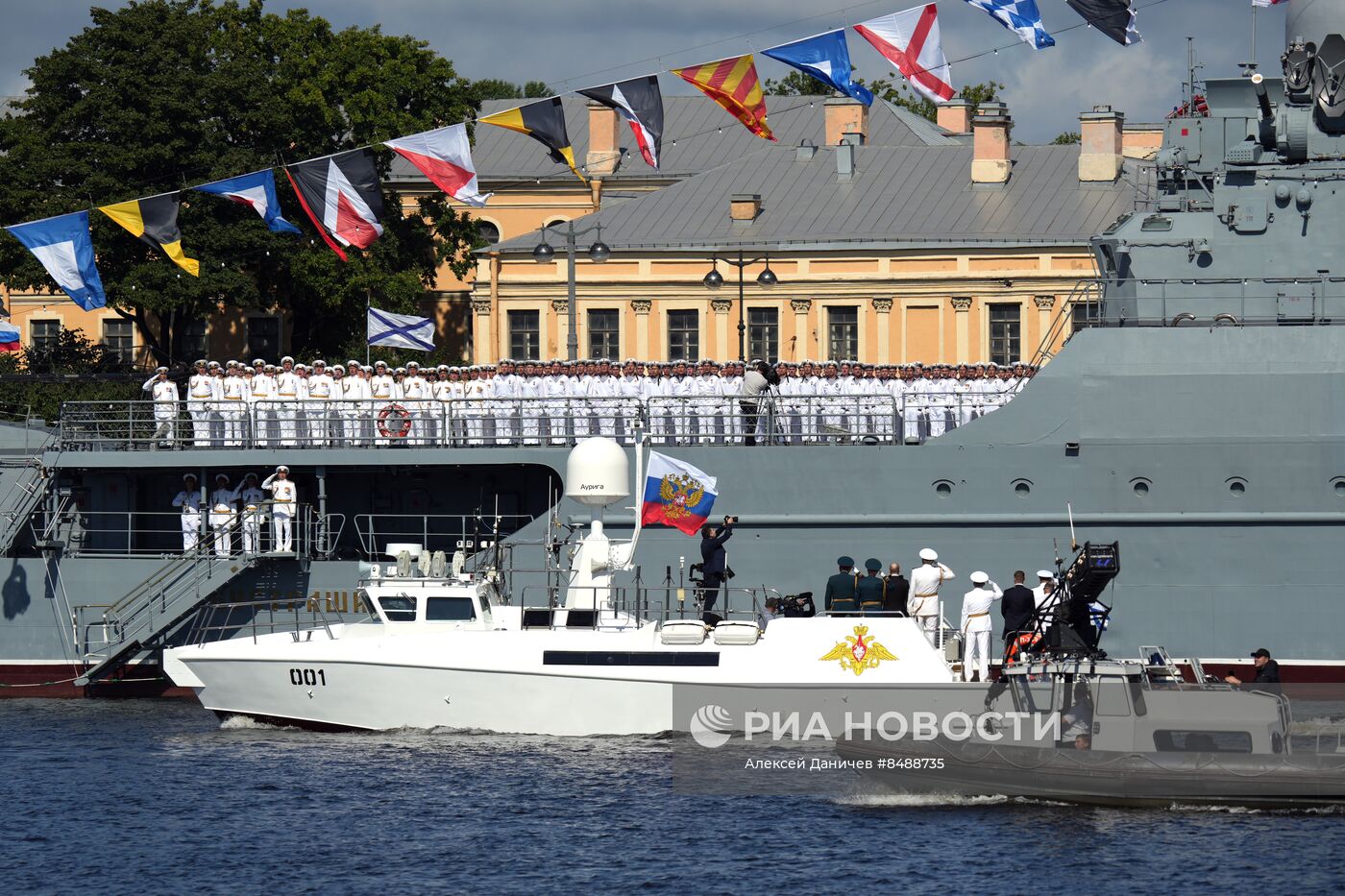 Президент РФ В. Путин принял Главный военно-морской парад