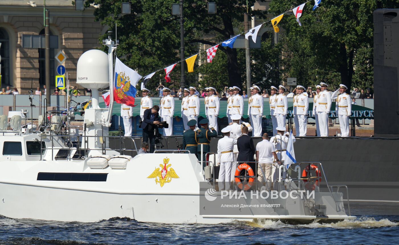 Президент РФ В. Путин принял Главный военно-морской парад