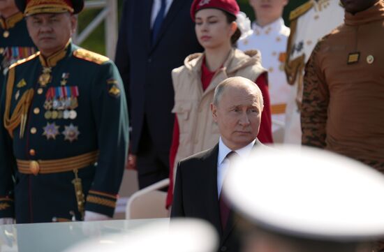 Президент РФ В. Путин принял Главный военно-морской парад