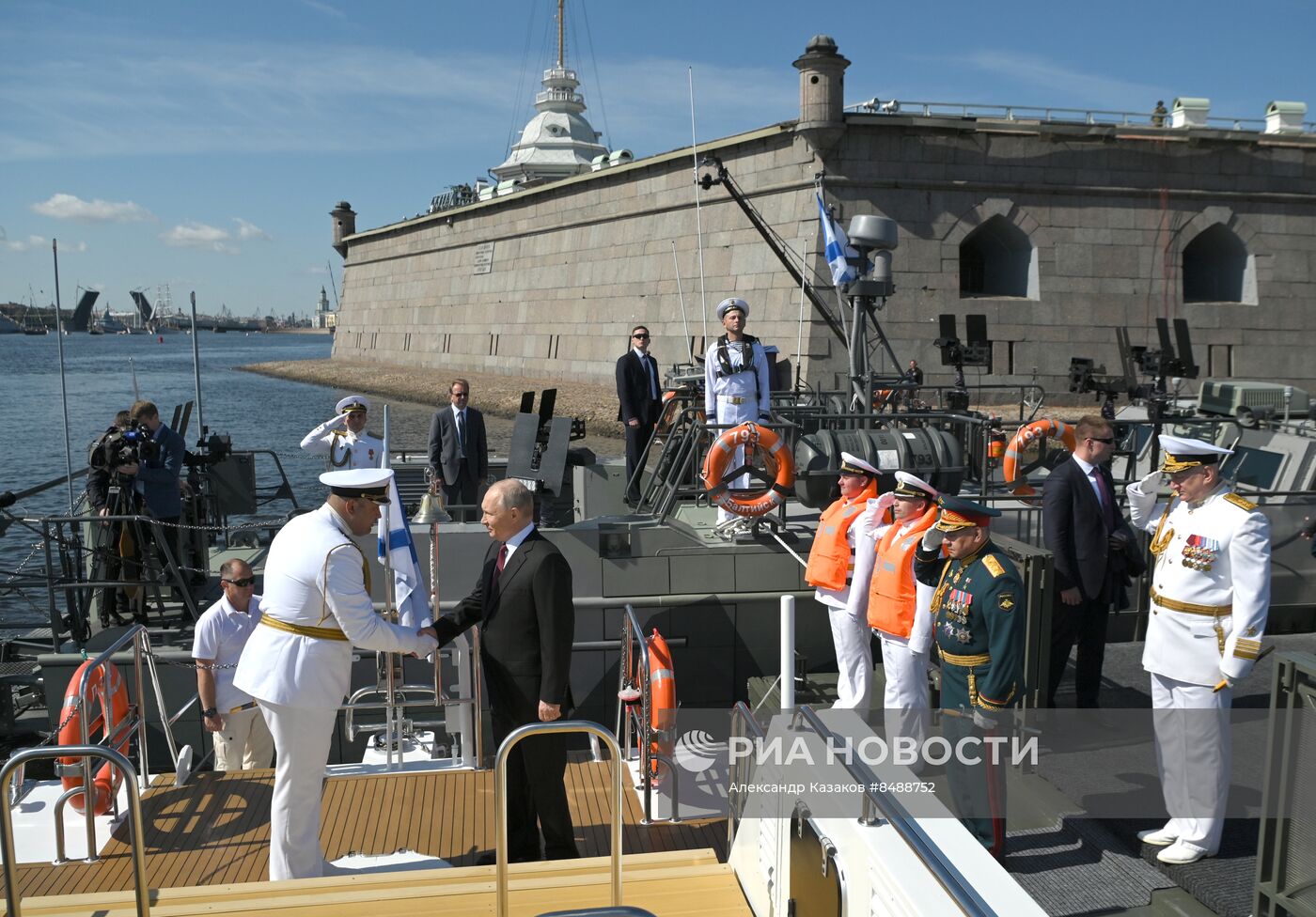 Президент РФ В. Путин принял Главный военно-морской парад