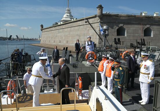 Президент РФ В. Путин принял Главный военно-морской парад