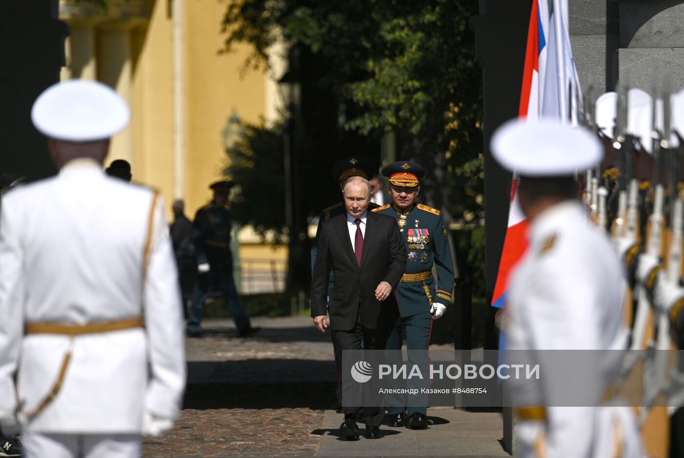 Президент РФ В. Путин принял Главный военно-морской парад