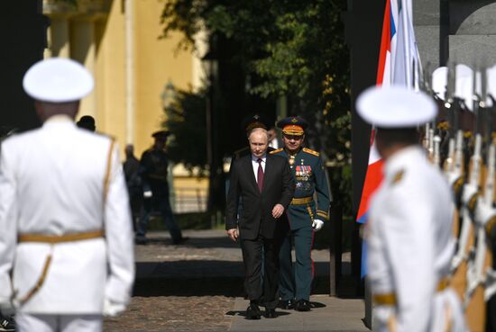 Президент РФ В. Путин принял Главный военно-морской парад