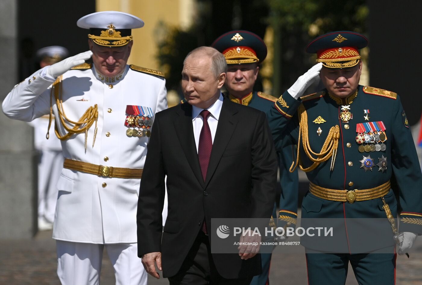 Президент РФ В. Путин принял Главный военно-морской парад