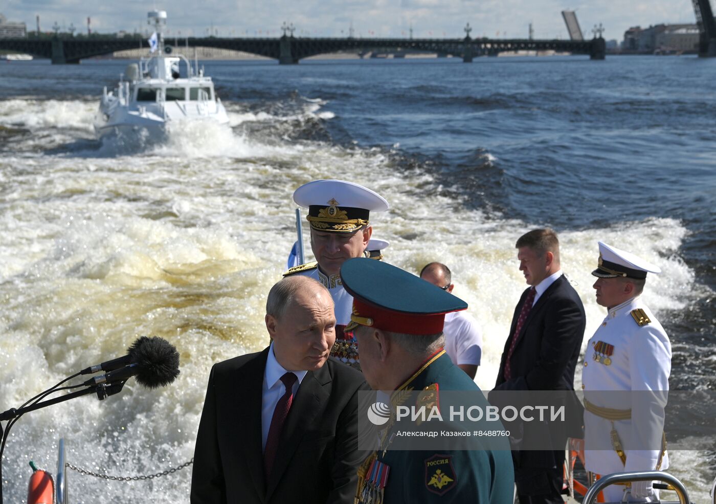 Президент РФ В. Путин принял Главный военно-морской парад