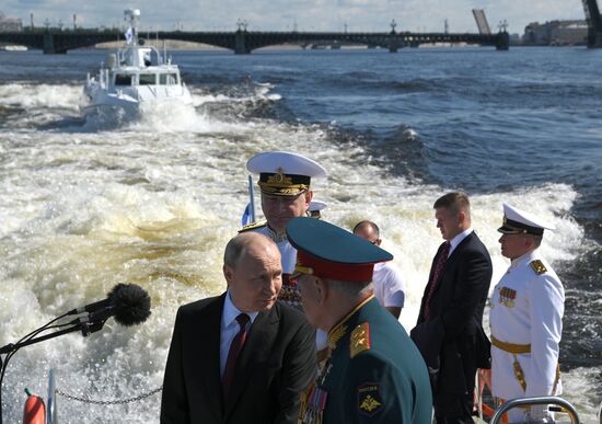 Президент РФ В. Путин принял Главный военно-морской парад