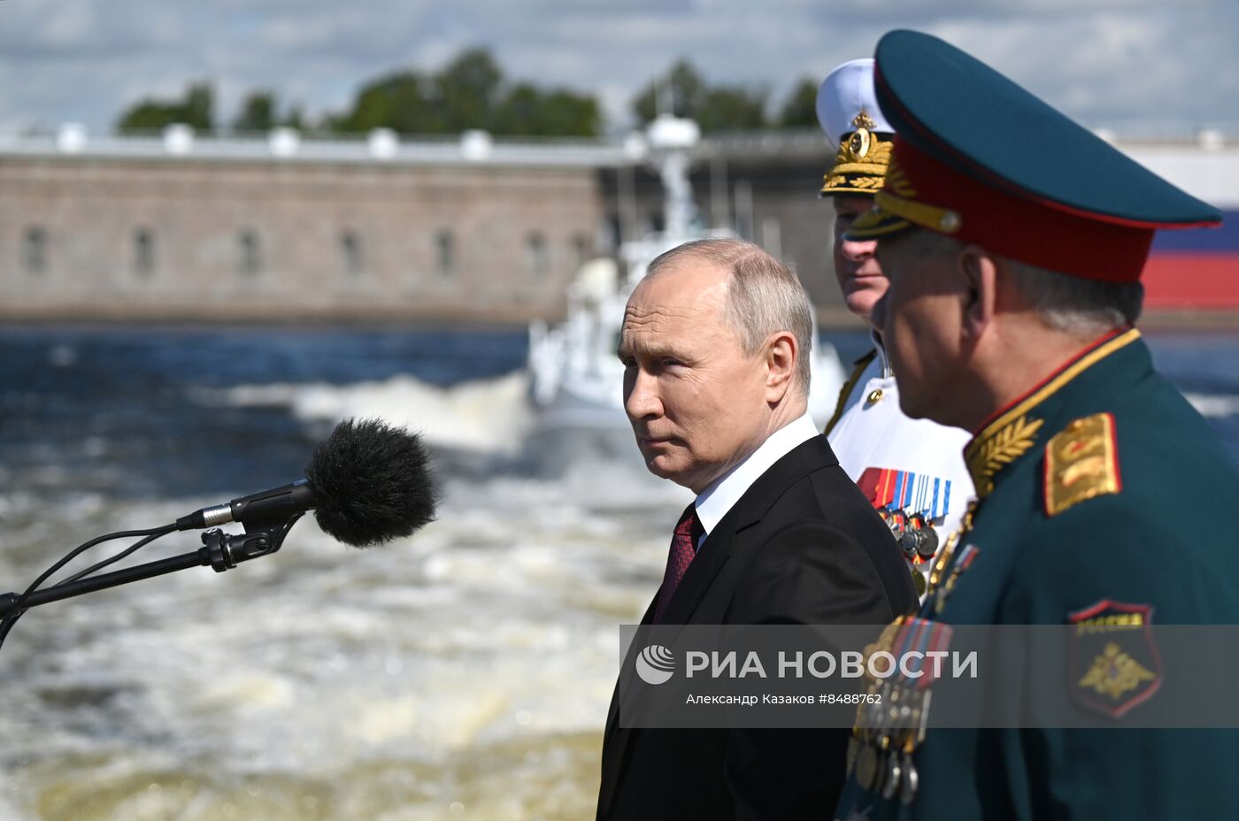 Президент РФ В. Путин принял Главный военно-морской парад