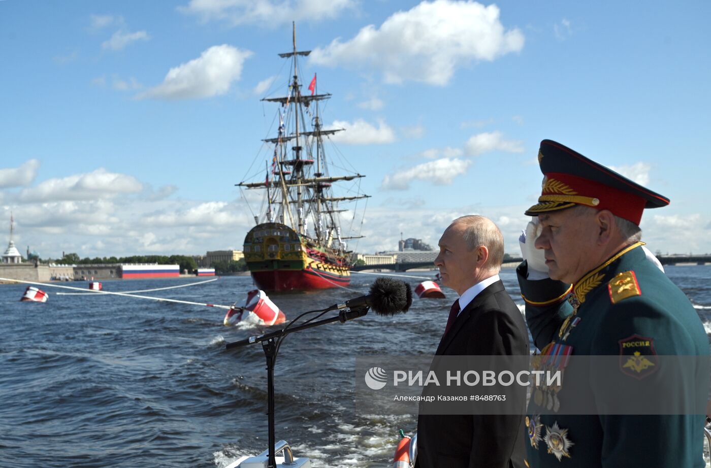 Президент РФ В. Путин принял Главный военно-морской парад