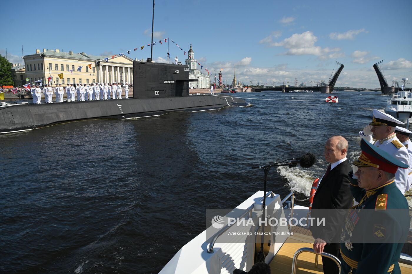 Президент РФ В. Путин принял Главный военно-морской парад