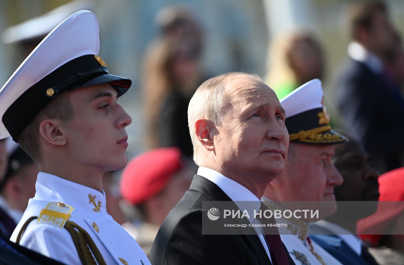 Президент РФ В. Путин принял Главный военно-морской парад