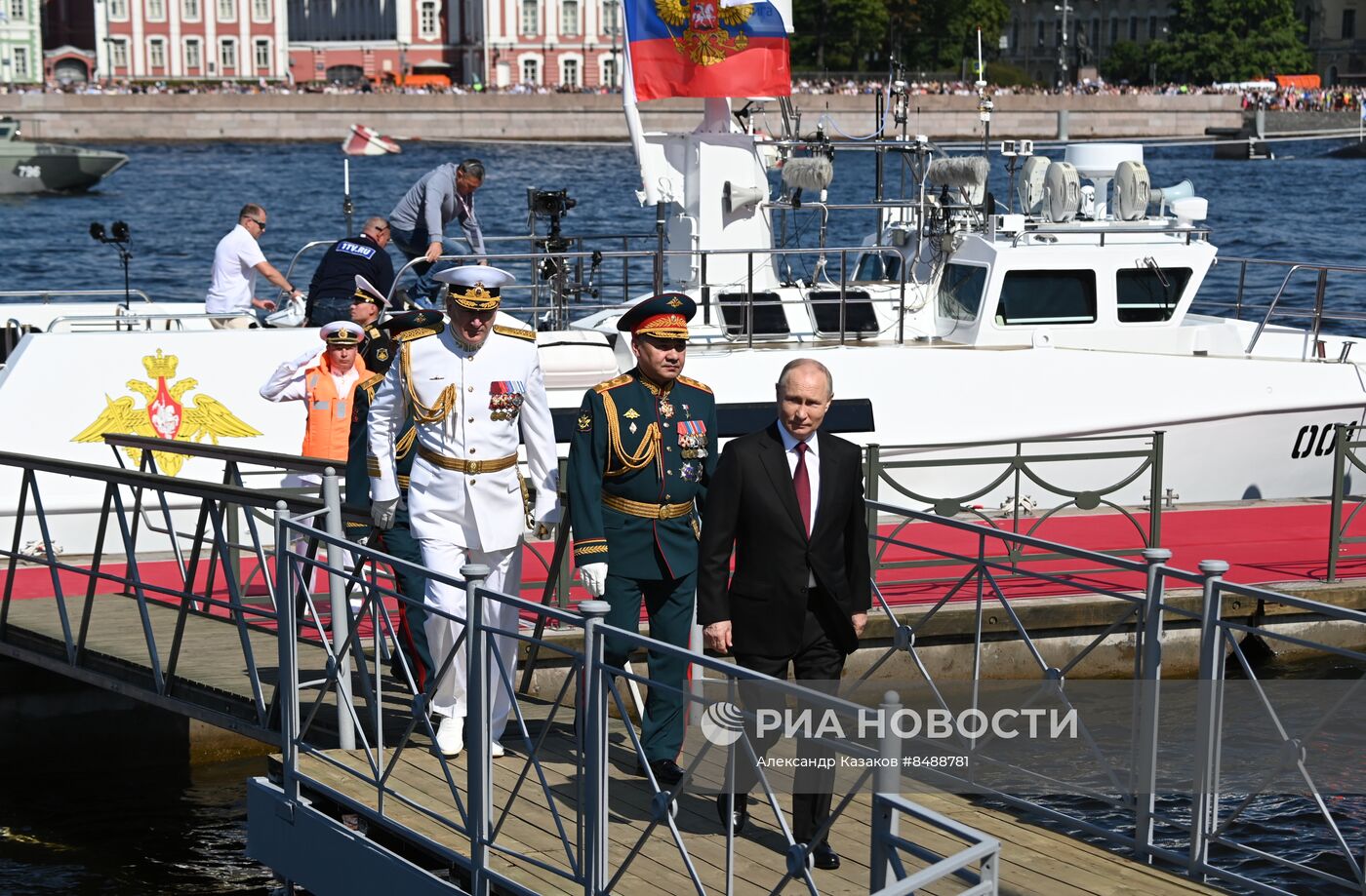 Президент РФ В. Путин принял Главный военно-морской парад