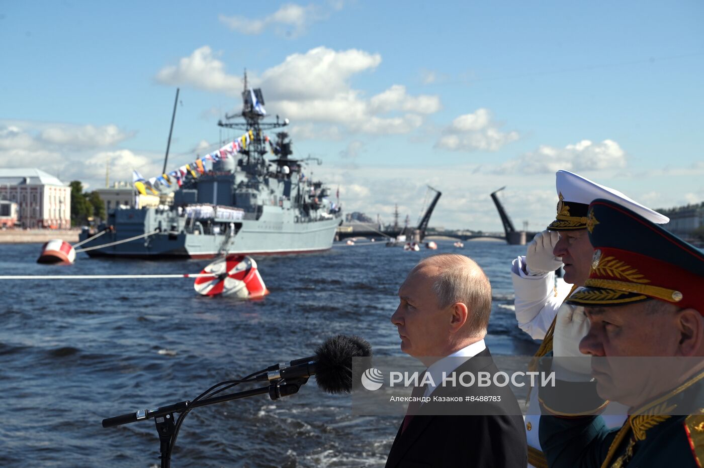 Президент РФ В. Путин принял Главный военно-морской парад