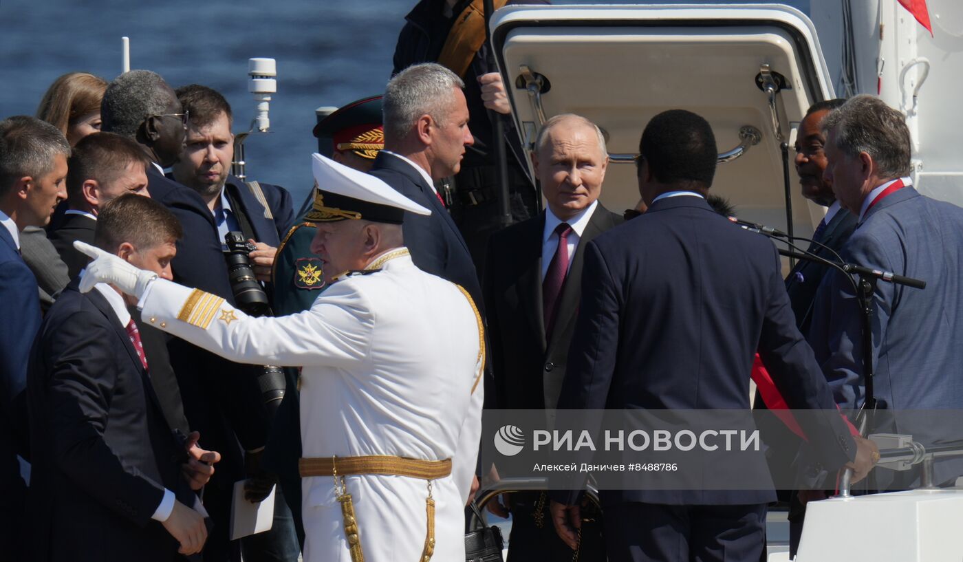 Президент РФ В. Путин принял Главный военно-морской парад