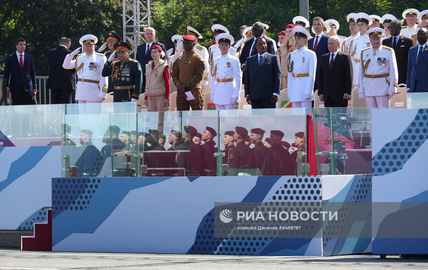 Президент РФ В. Путин принял Главный военно-морской парад