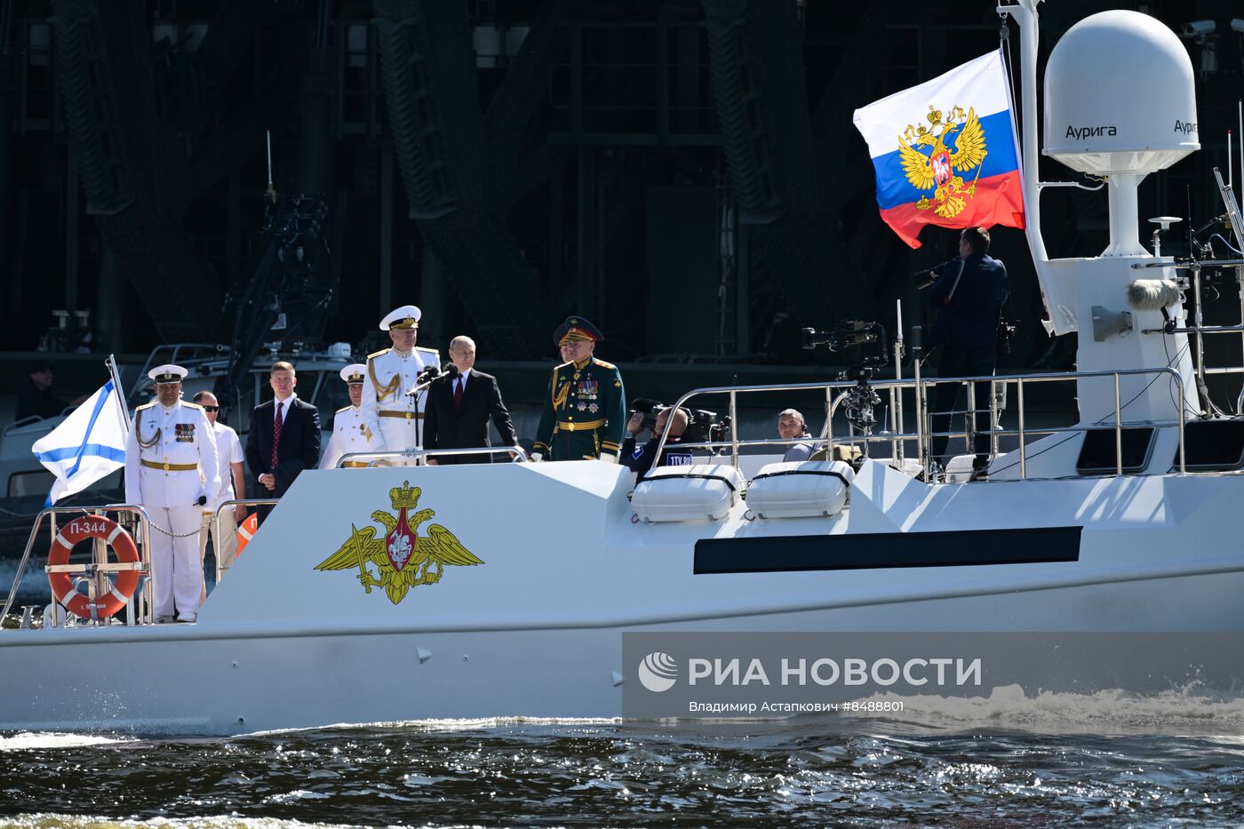 Президент РФ В. Путин принял Главный военно-морской парад