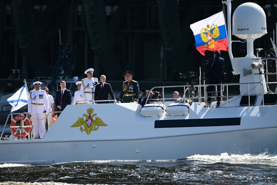 Президент РФ В. Путин принял Главный военно-морской парад