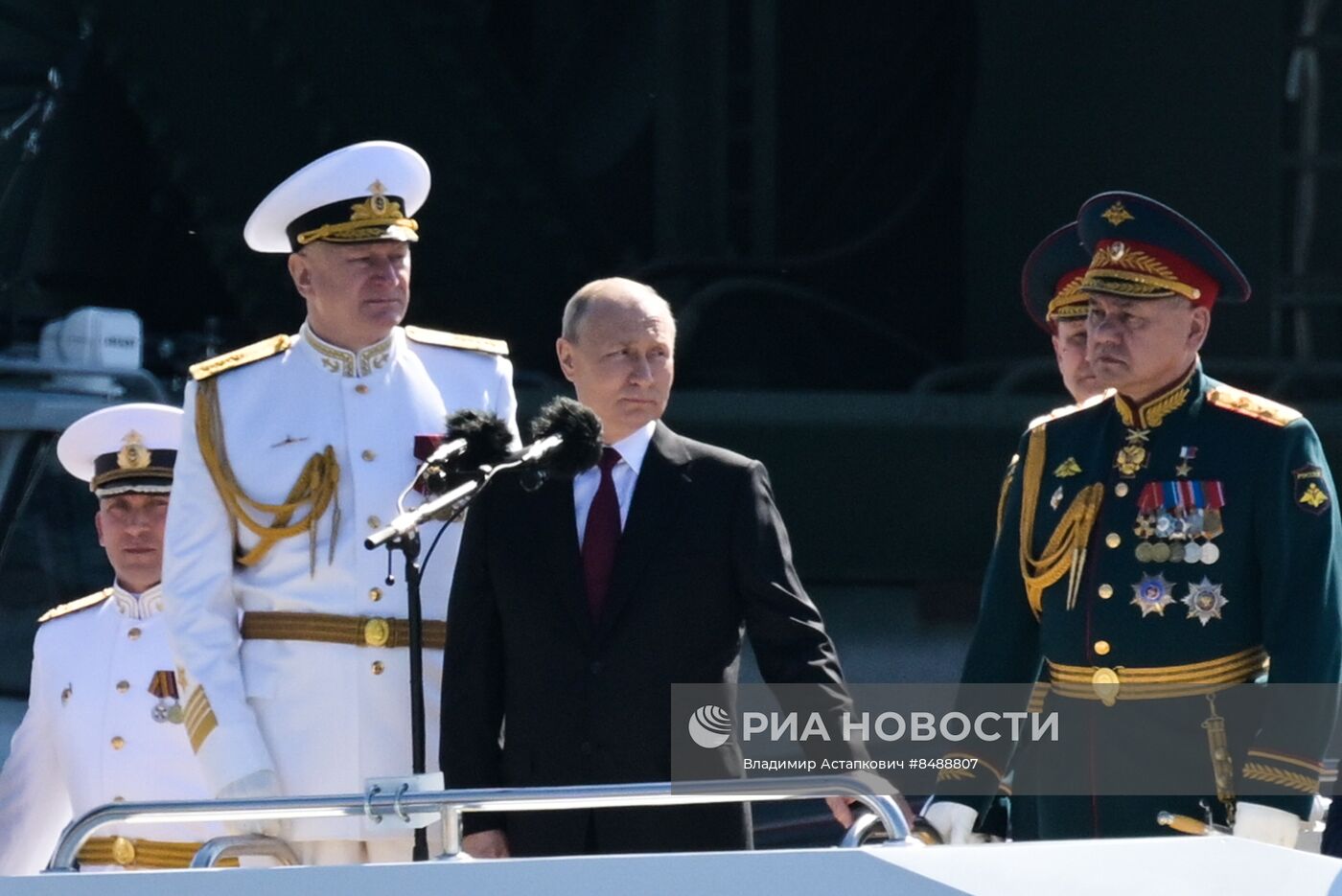 Президент РФ В. Путин принял Главный военно-морской парад