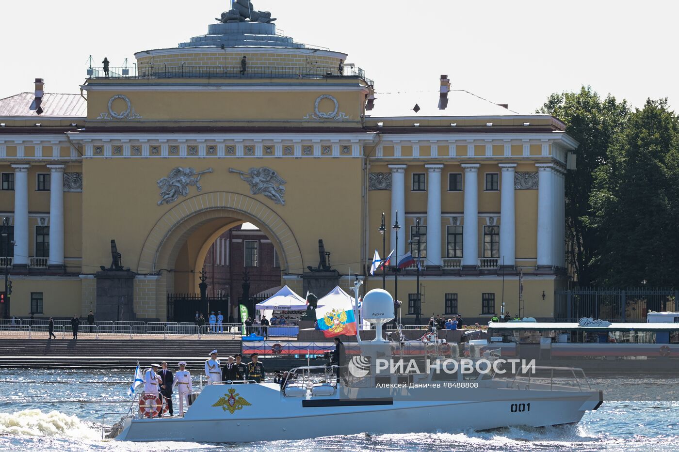 Президент РФ В. Путин принял Главный военно-морской парад