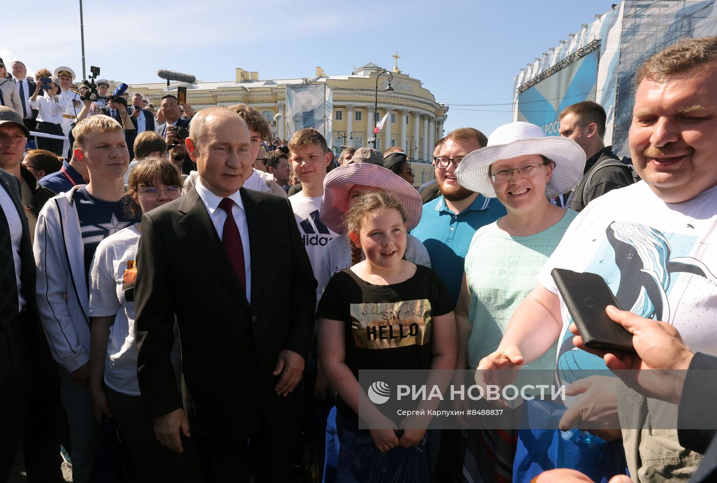 Президент РФ В. Путин принял Главный военно-морской парад