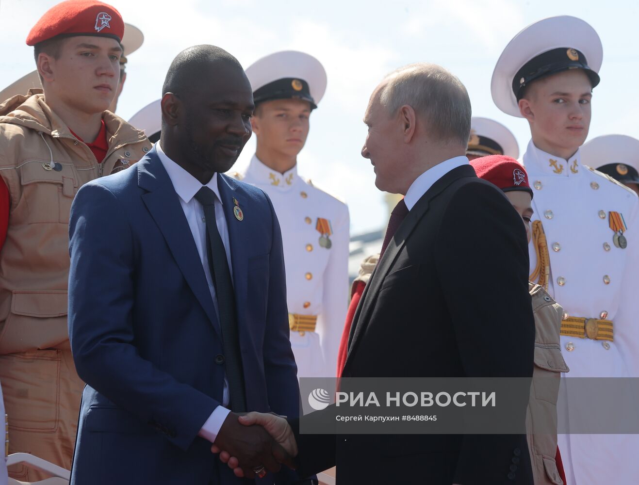 Президент РФ В. Путин принял Главный военно-морской парад