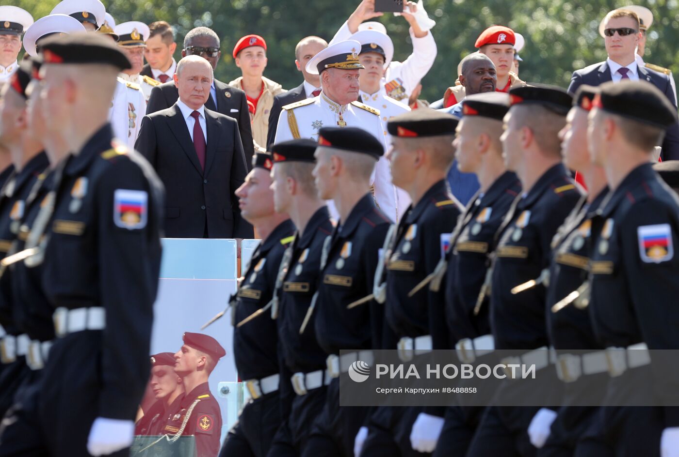 Президент РФ В. Путин принял Главный военно-морской парад