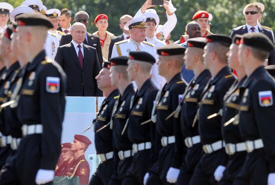 Президент РФ В. Путин принял Главный военно-морской парад