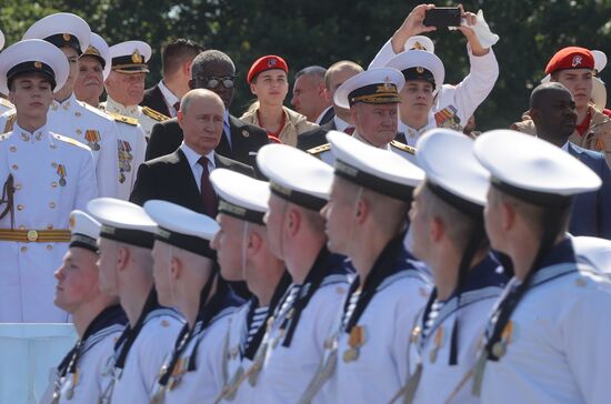 Президент РФ В. Путин принял Главный военно-морской парад