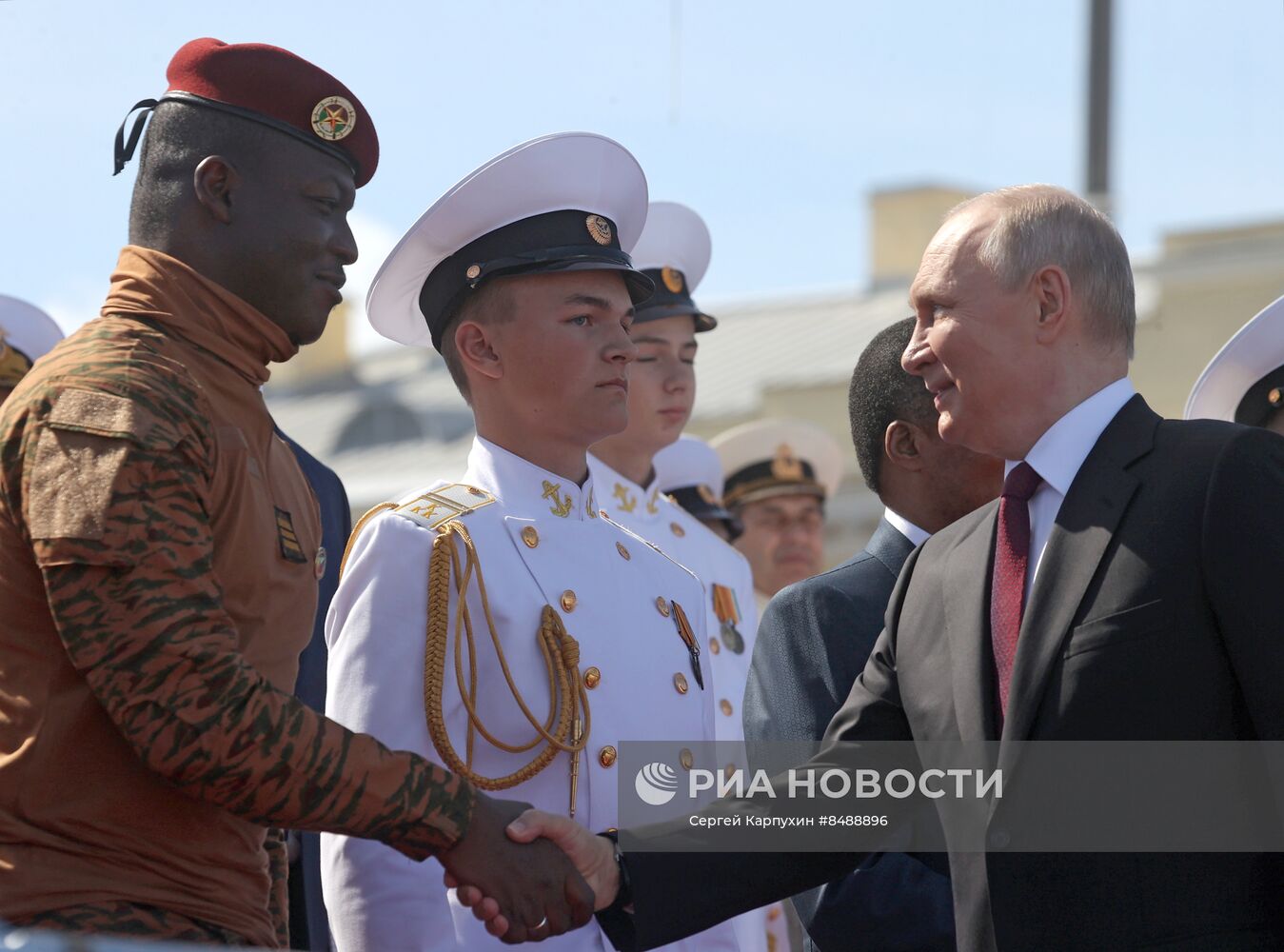 Президент РФ В. Путин принял Главный военно-морской парад