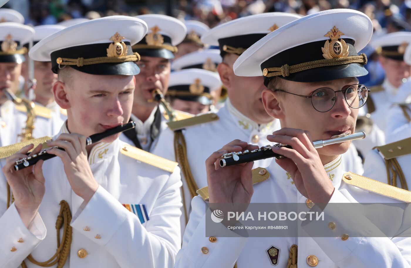 Президент РФ В. Путин принял Главный военно-морской парад