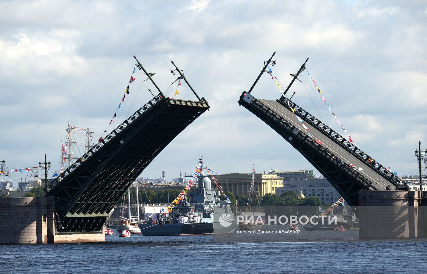 Празднование Дня ВМФ в Санкт-Петербурге