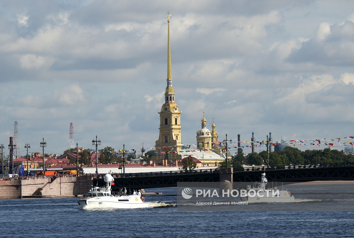 Президент РФ В. Путин принял Главный военно-морской парад