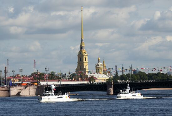 Президент РФ В. Путин принял Главный военно-морской парад