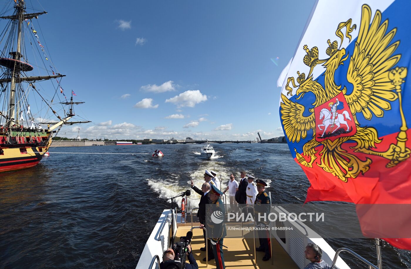 Президент РФ В. Путин принял Главный военно-морской парад