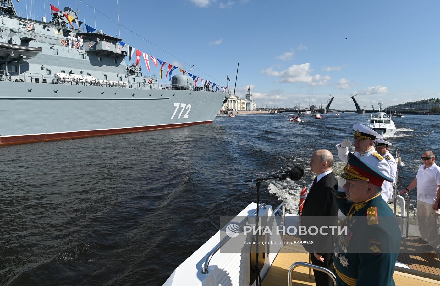 Президент РФ В. Путин принял Главный военно-морской парад