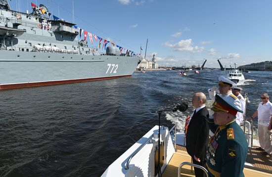 Президент РФ В. Путин принял Главный военно-морской парад