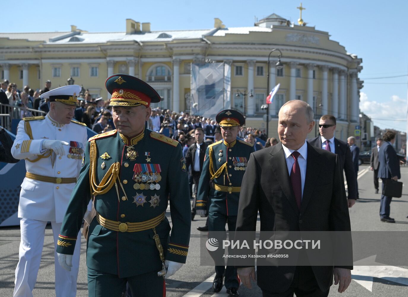 Президент РФ В. Путин принял Главный военно-морской парад