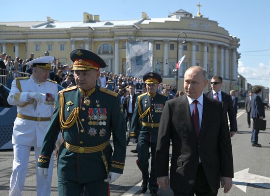 Президент РФ В. Путин принял Главный военно-морской парад