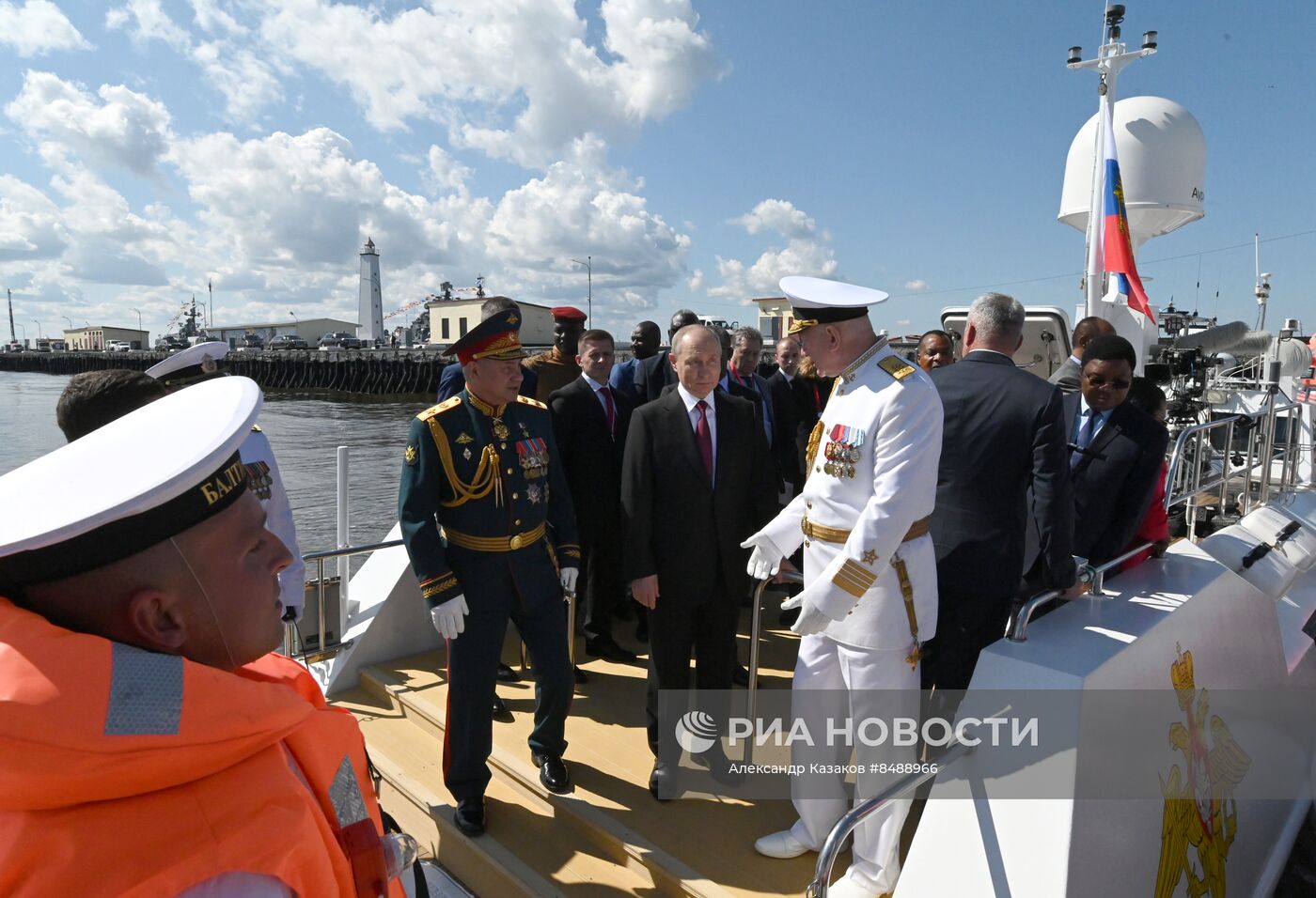 Президент РФ В. Путин принял Главный военно-морской парад